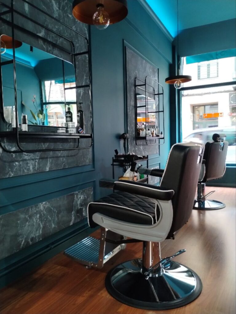 Sillones de barbero vacíos en Moments Barber, barbería en el centro de Gijón