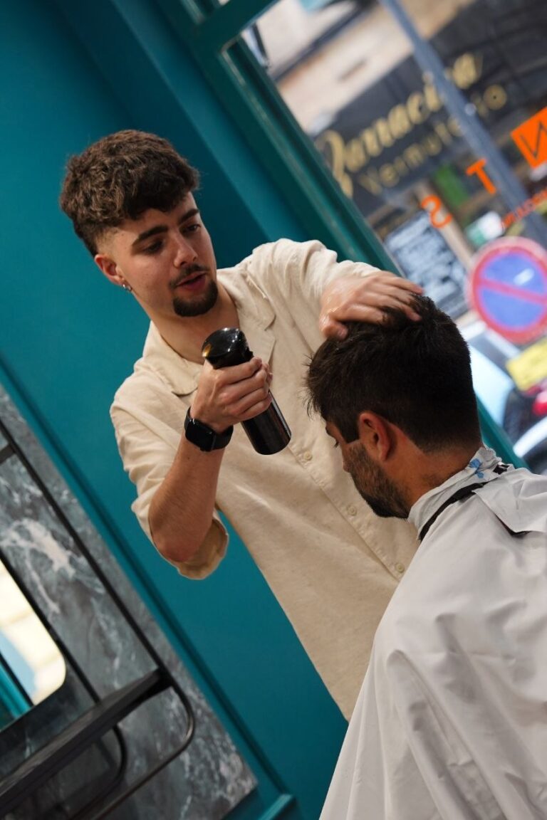 Barbero cortando el pelo con máquina