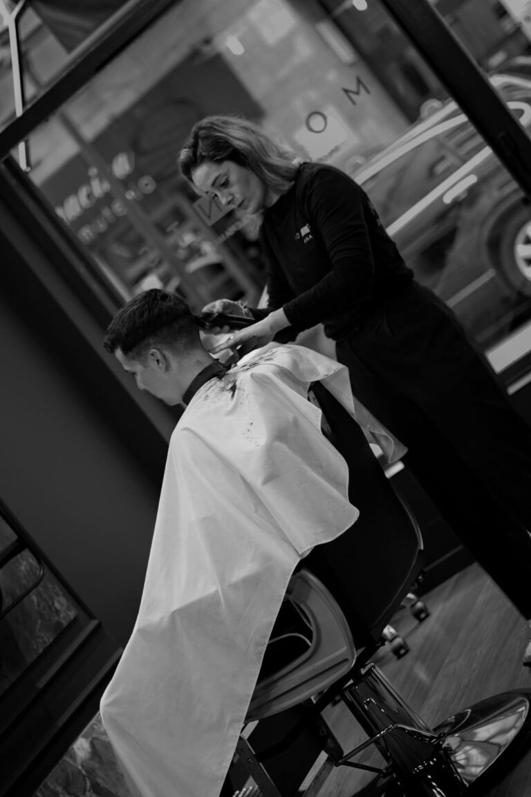 Barbera cortando el pelo a un cliente en Moments Barber, Gijón