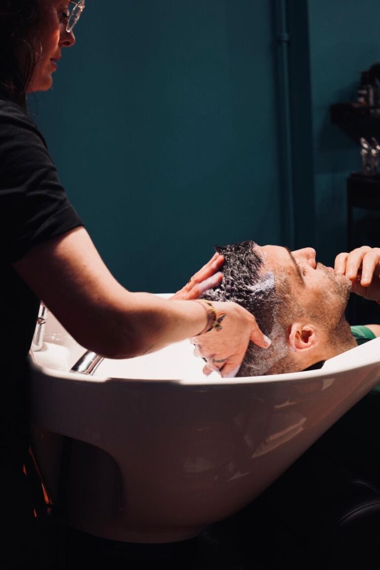Ana Casado, fundadora de Moments Barber, lavando el pelo a un cliente