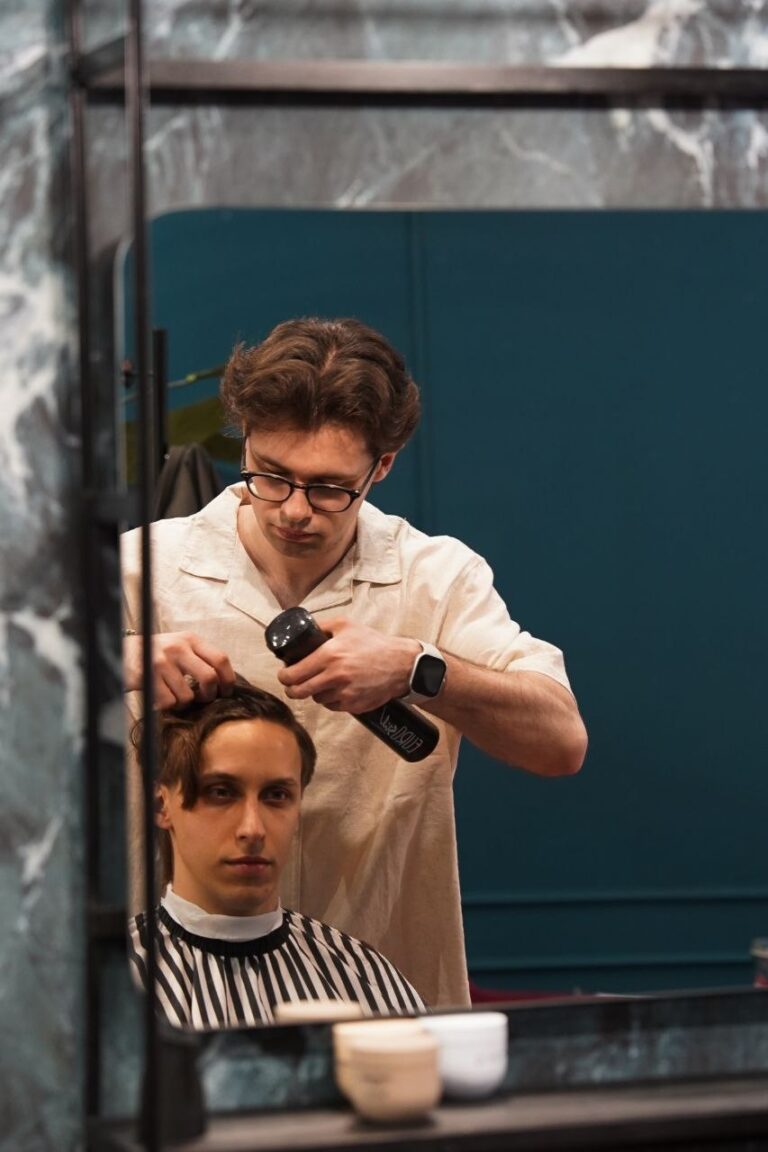 Barbero trabajando frente al espejo
